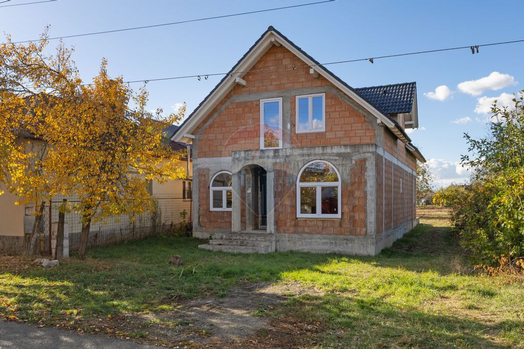 Casă la roșu cu teren generos, 500 mp, situată pe stra...