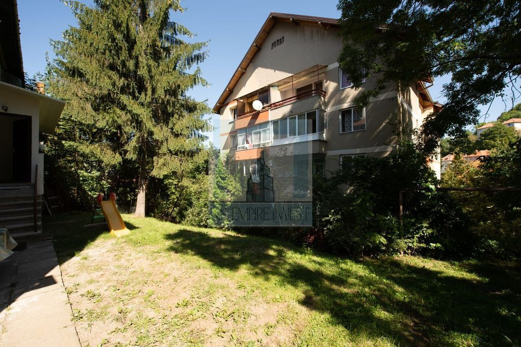 Apartament elegant în zona centrală, cu curte și intra...