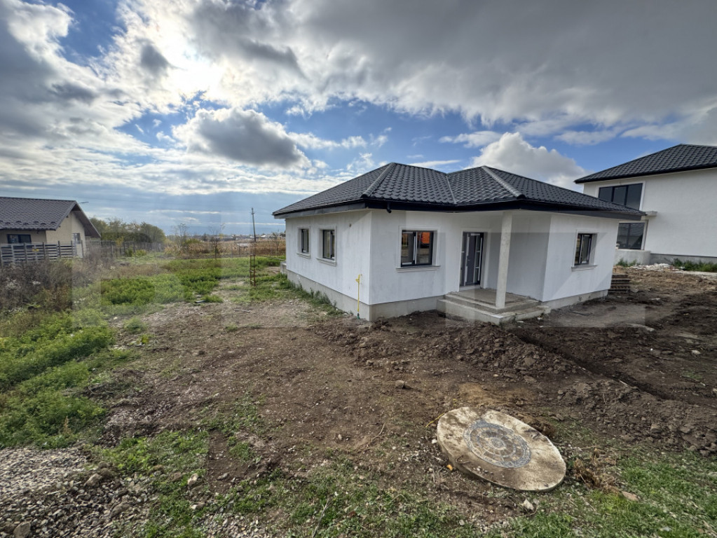 Casa parter, 81 mp utili, terasa + carport, zona Plopeni