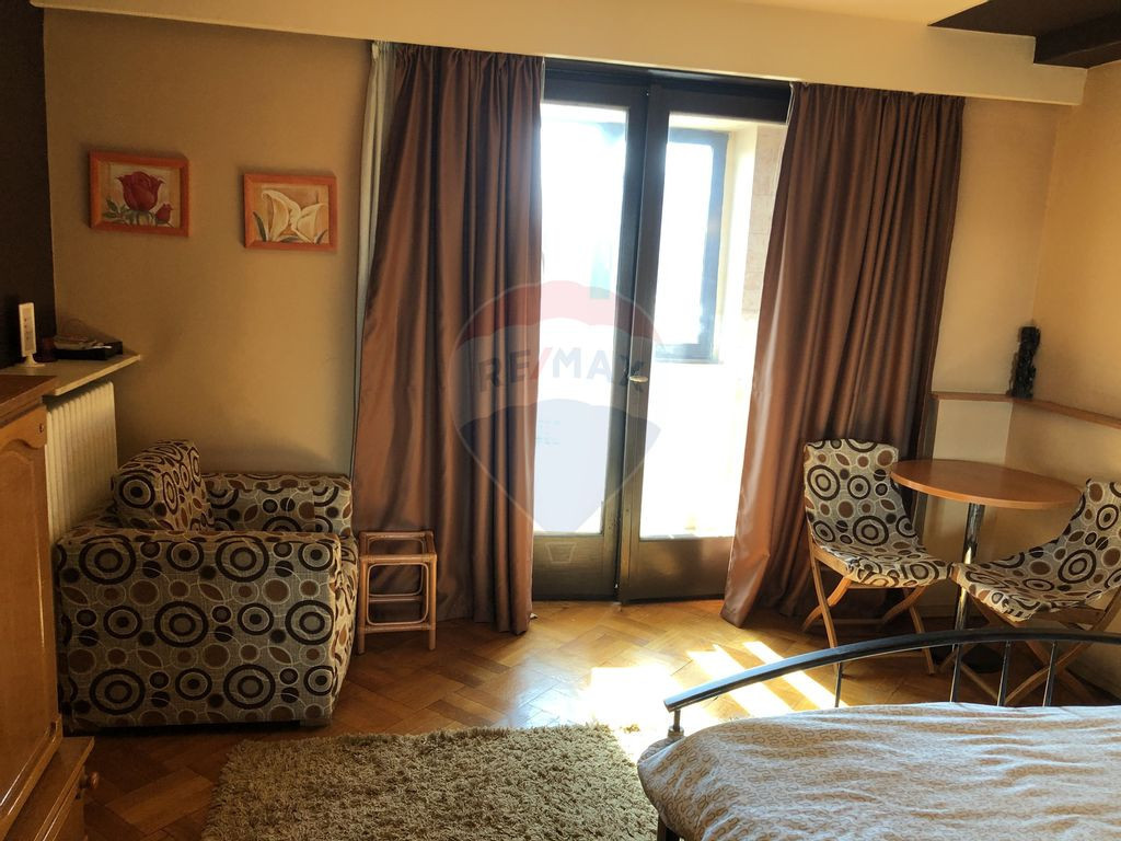 Garsonieră decomandată, vedere catre Dâmbovița, Uniri...