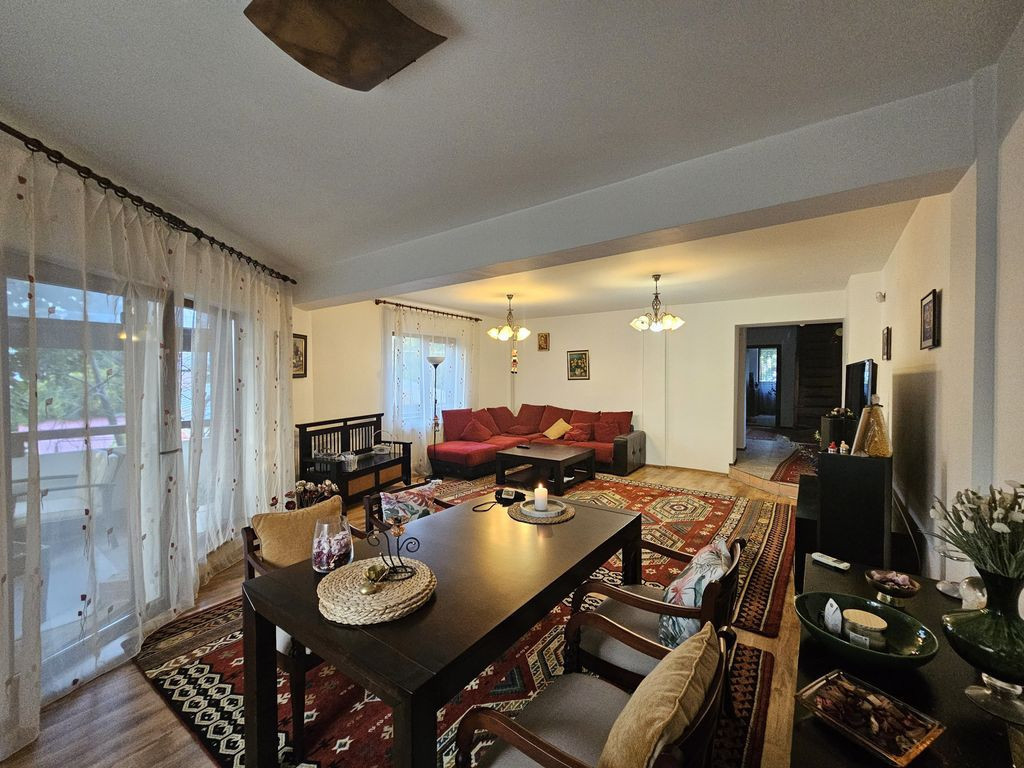 Casa 300mp utili- teren 550mp Sector 4 - Luica Giurgiului...