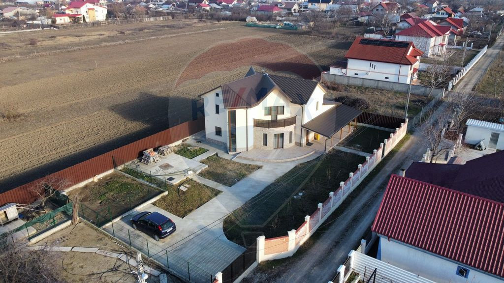 Casă / Vilă deosebită în Golești S+P+1E