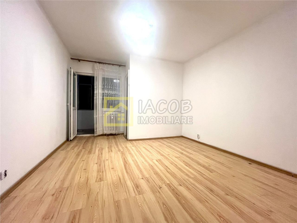 Garsoniera, zona Radu Negru - Mioritei, parter cu balcon si