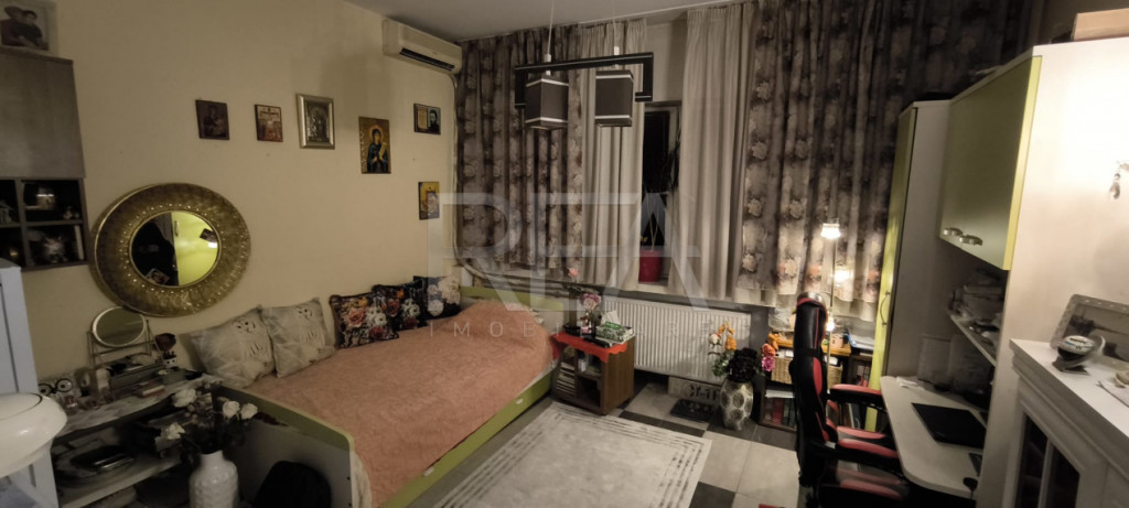 Garsoniera, Universitate