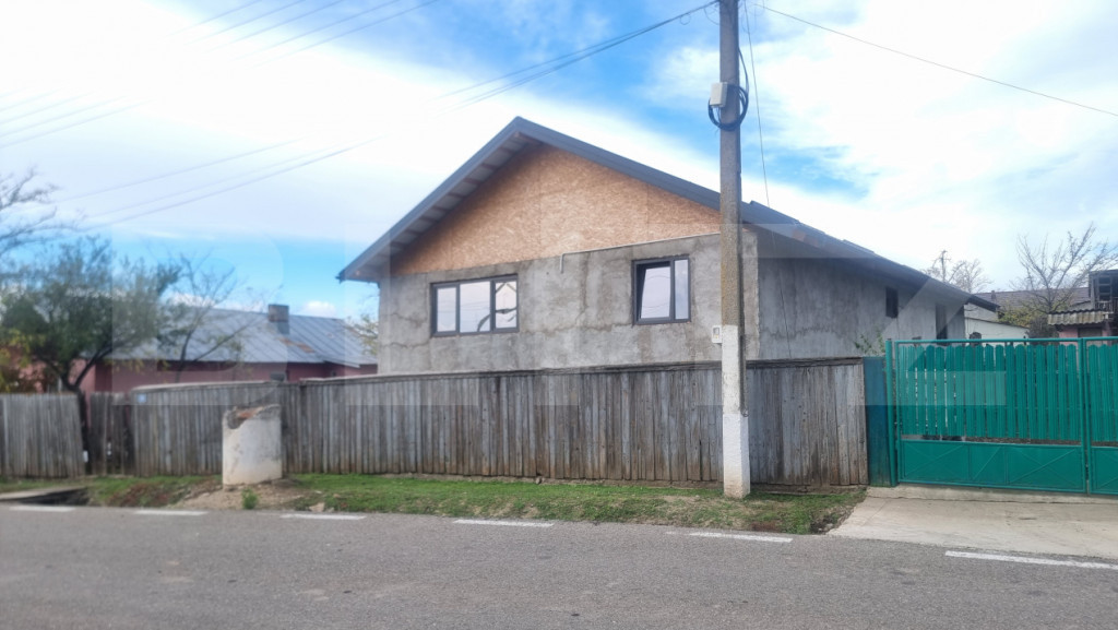 CASA LA ROSU CU TEREN