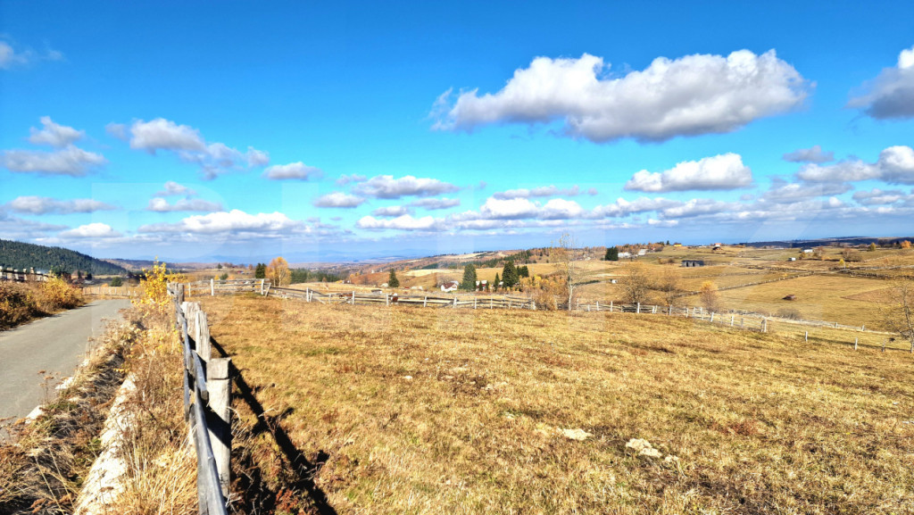 Teren parcelabil, front la strada, 3269mp, utilitati in zona