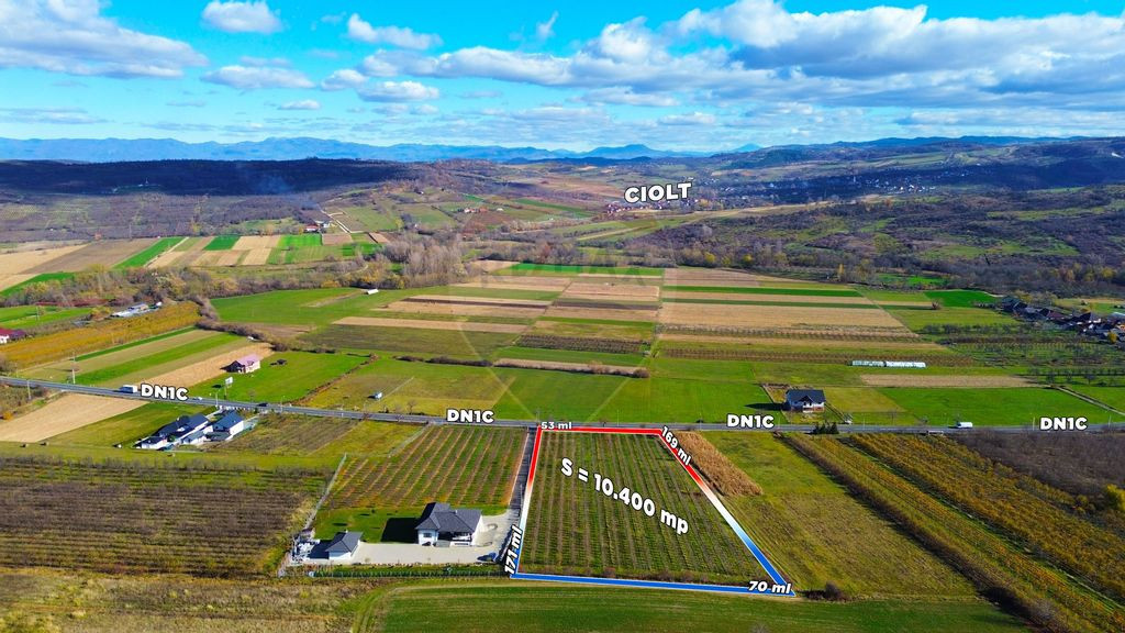 Teren intravilan de vanzare 104 AR front generos la DN Ba...