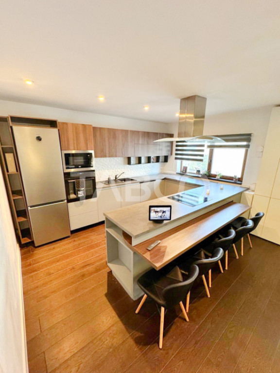 De vanzare apartament 3 camere si terasa in vila cartierul E