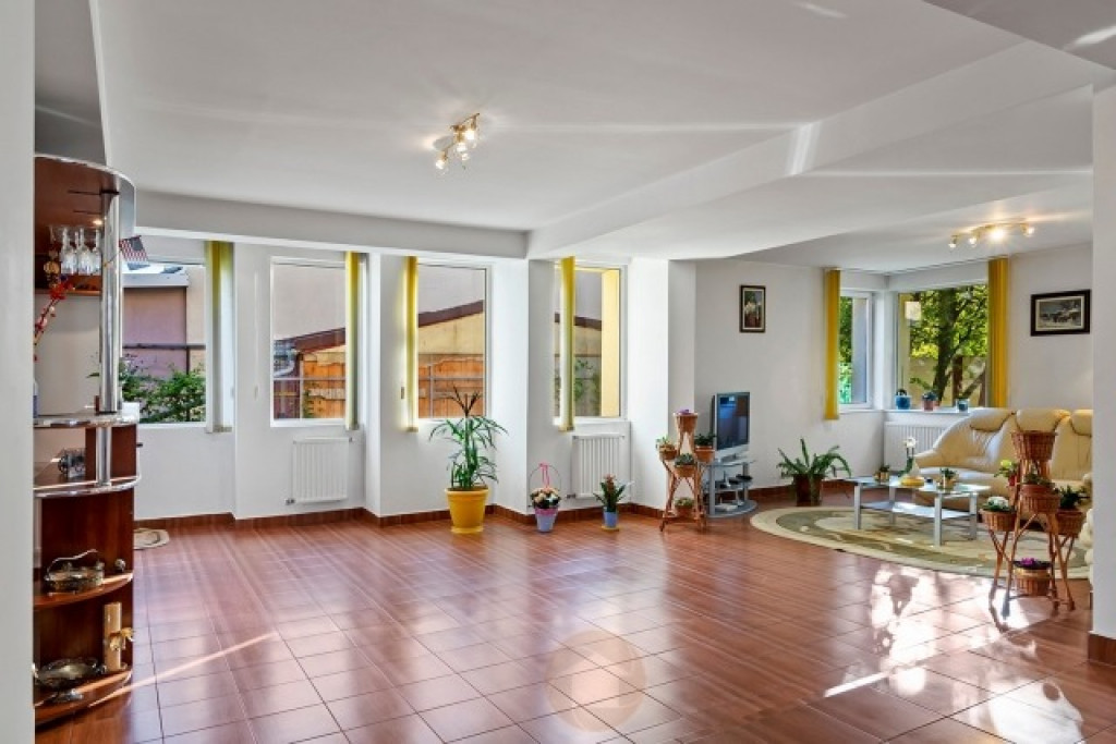 Vila de vanzare,7 camere,teren 1080mp,zona lacului Fundeni,600.000euro