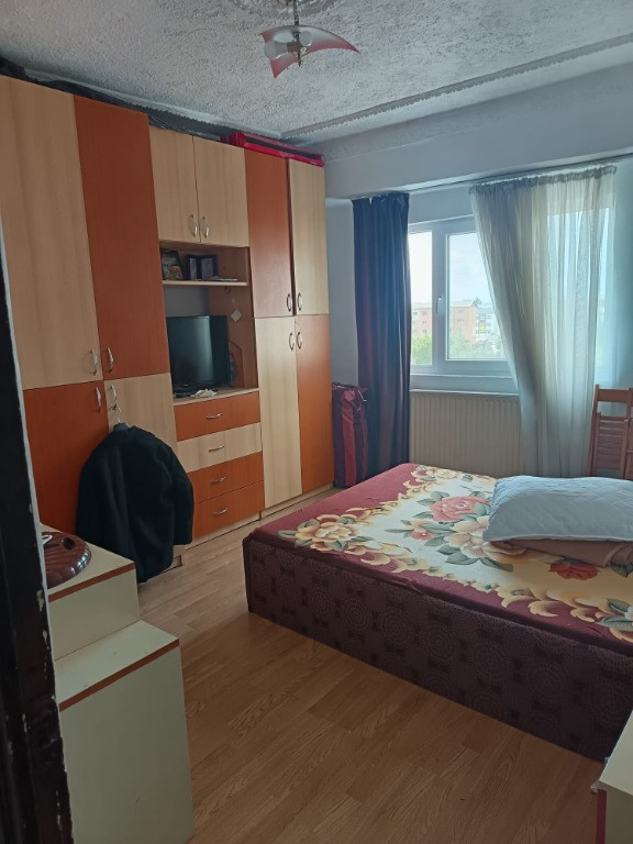 Apartament 3 camere decomandat strada Stanica Ilie.