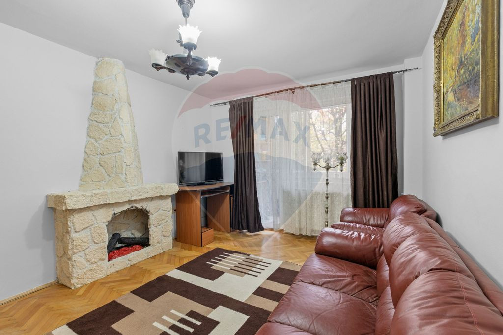 Apartament cu 3 camere de închiriat - zona Boul Rosu
