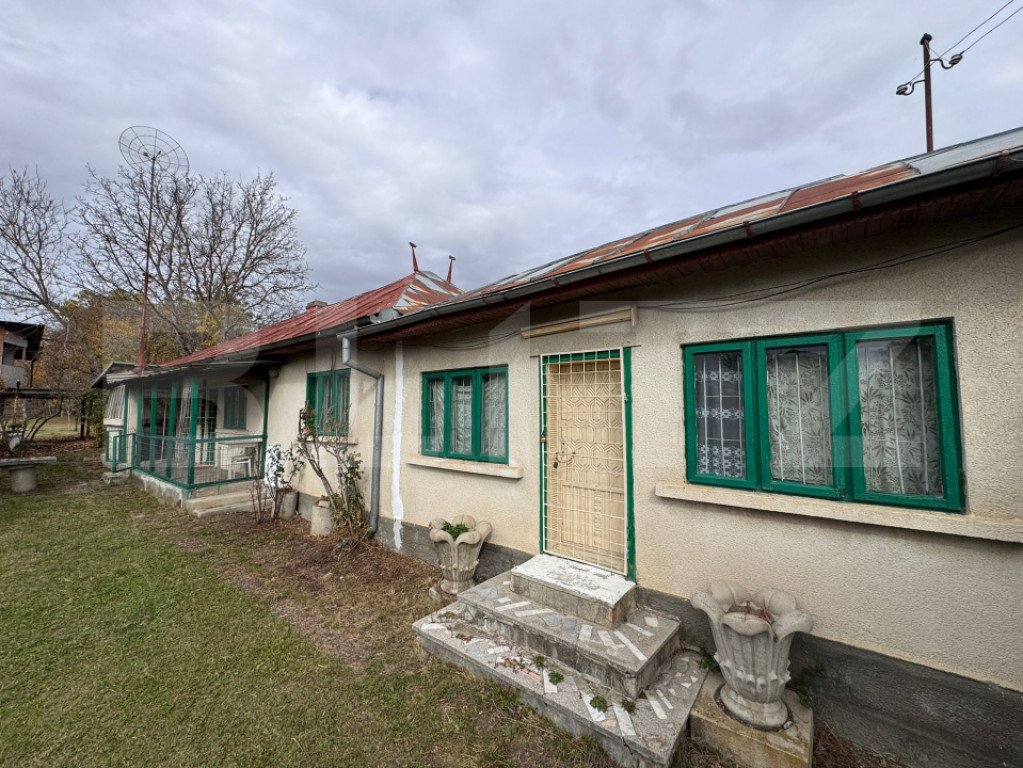 Casă solidă din cărămidă cu teren generos –Gura Ocnit