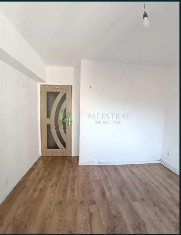 Apartament 3 camere Racadau etajul 3,liber,142000 Euro