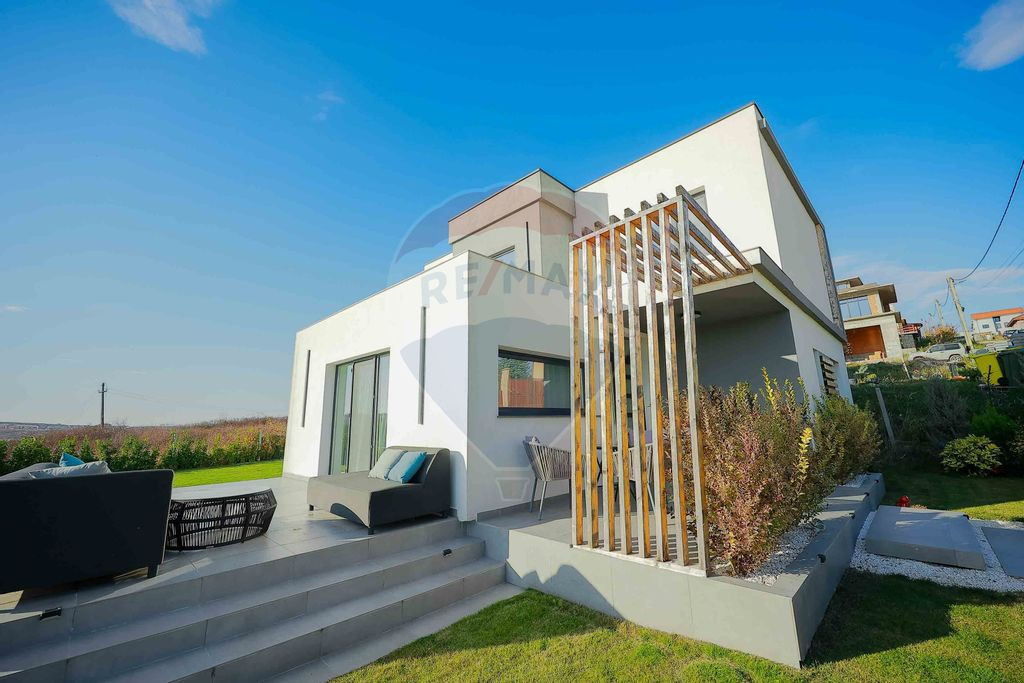 Casă modernă în stil mediteranean, cu terase și veder...