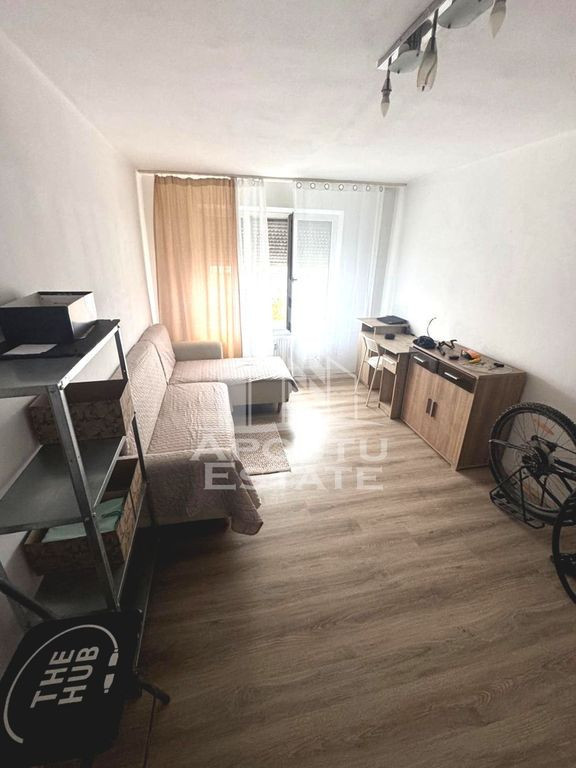 Apartament cu 3 camere, decomandat, etaj intermediar, Cir...