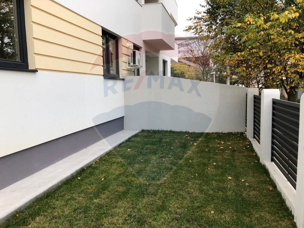 Apartament nou cu 2 camere + curte - de inchiriat in zona...