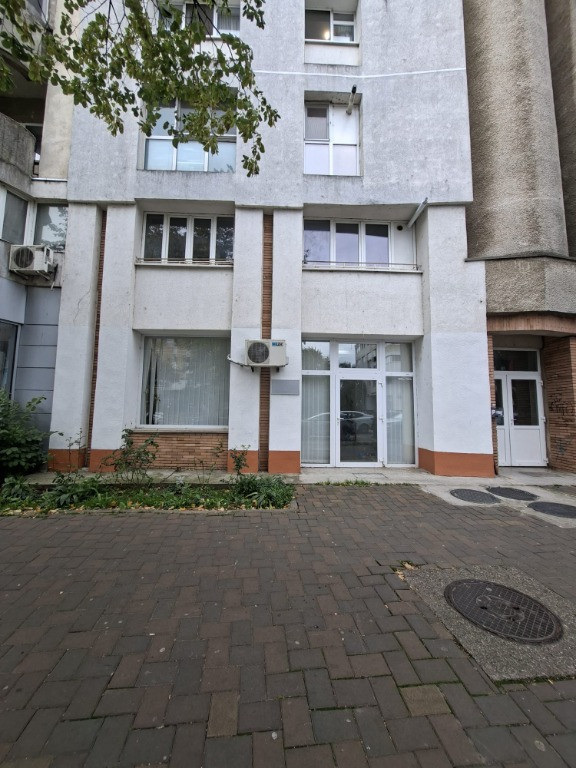 Spatiu Liceul Sportiv Adriatica 100mp utili acces direct din pietonala