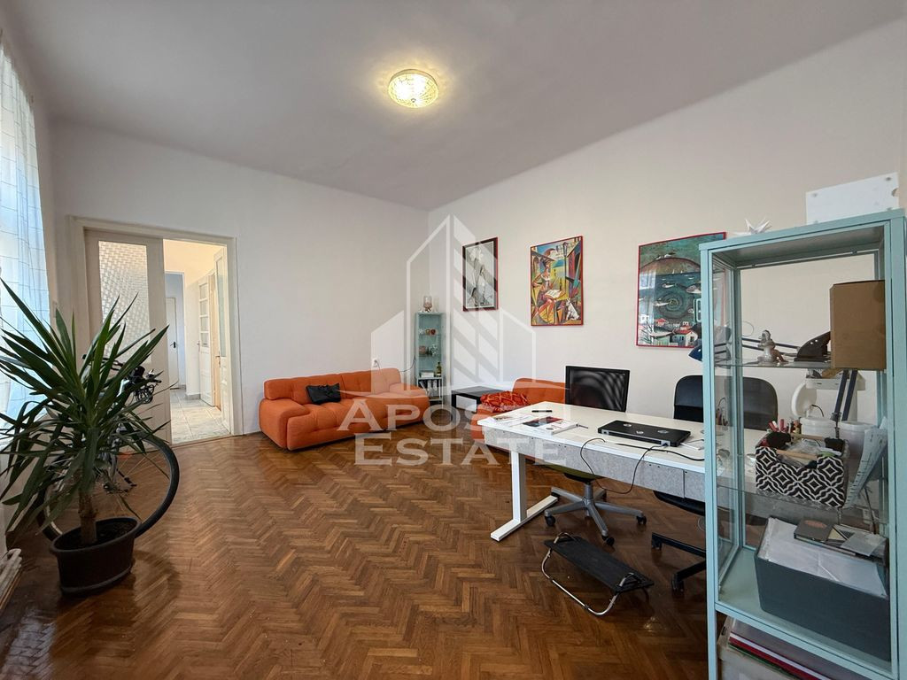 Apartament 3 camere, parter înalt, garaj propriu și par...