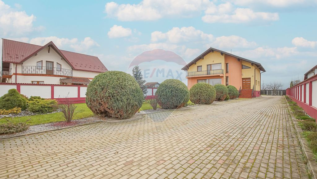 Casă spațioasă și elegantă, teren 1547 mp în Stupin...