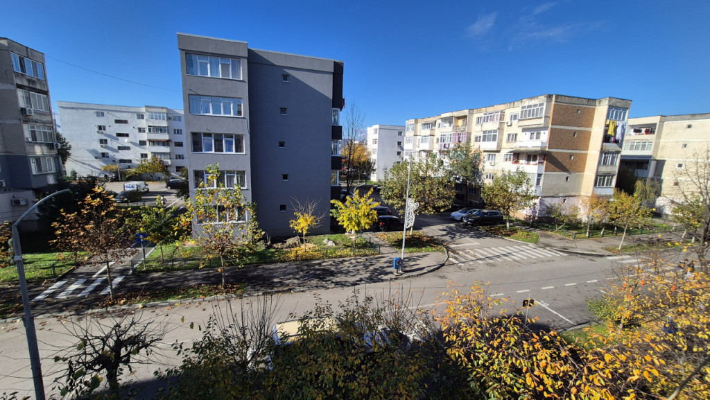 Apartament 3 camere, et. 2, în Rovinari, str. Plopilor