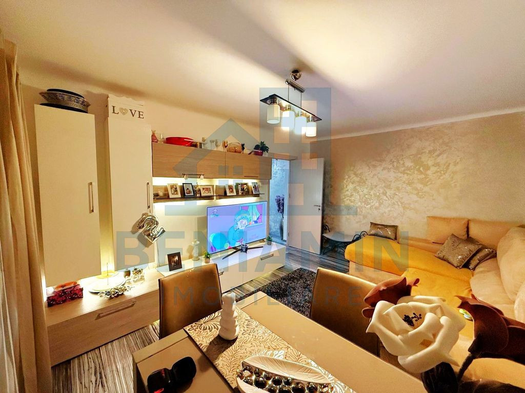 2 Decomandate-Etaj 1-Renovat-Mobilat-Modern-Rovine-Bloc 1982