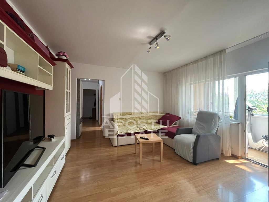 Apartament 3 camere, semidecomandat, etaj intermediar, zo...