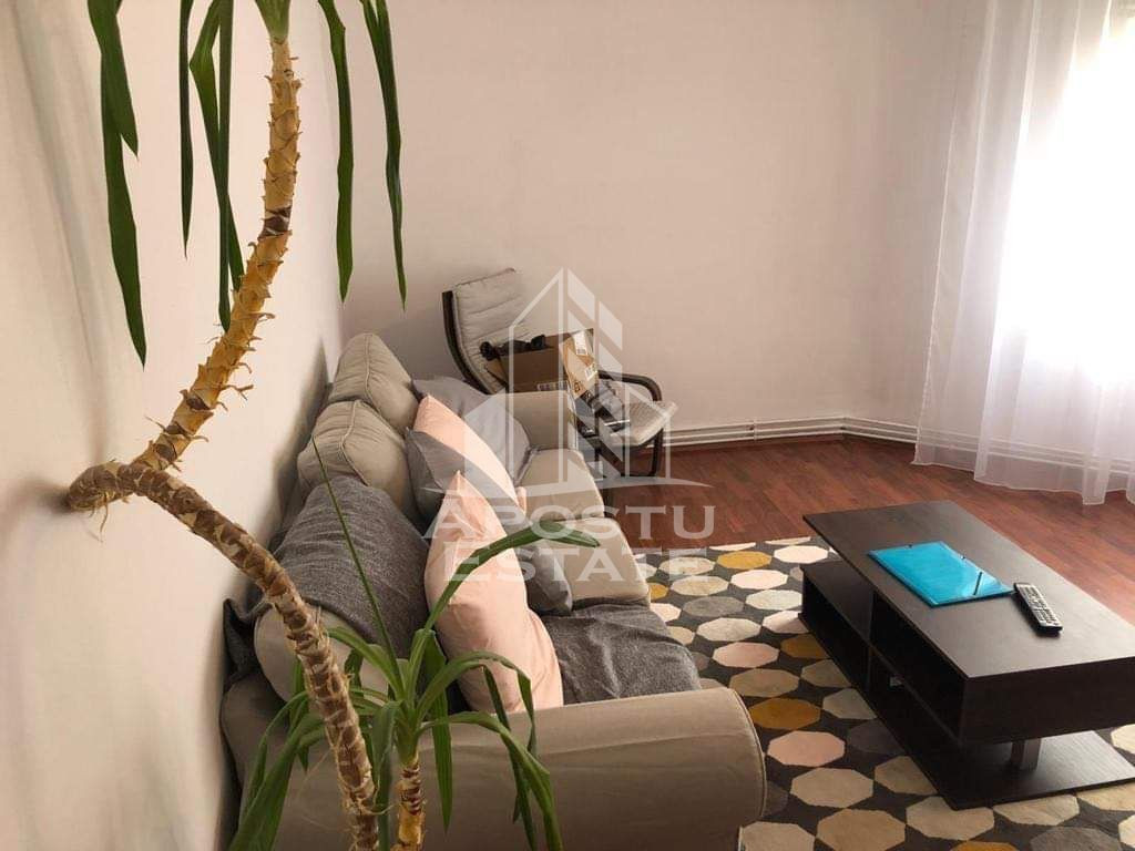 Apartament cu 3 camere, decomandat, centrala proprie, zon...