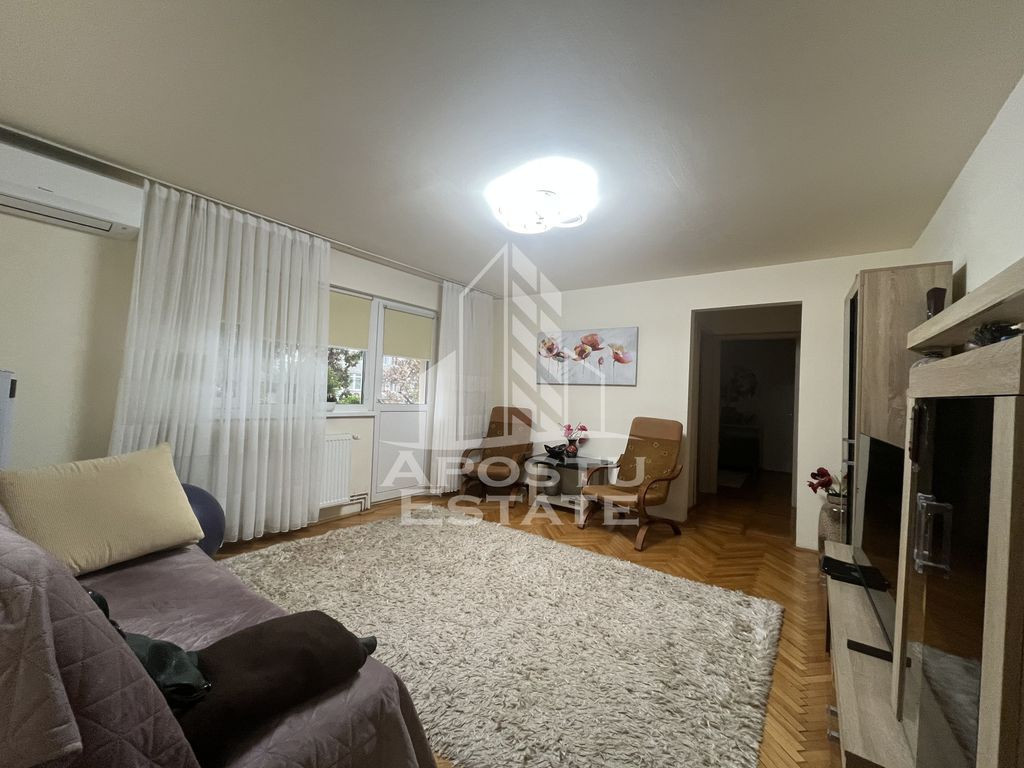 Apartament cu 3 camere, 2 bai,etajul 1, centrala ,renovat...