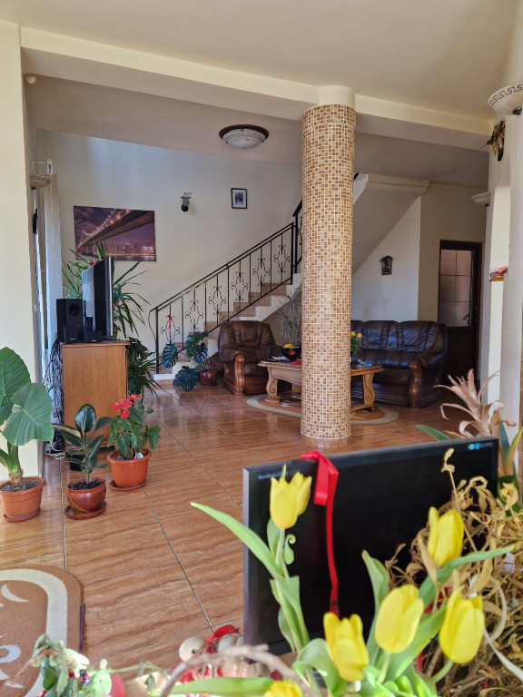 Casa modernă, cu livadă, foișor și garaj, Pucioasa, Dambovita