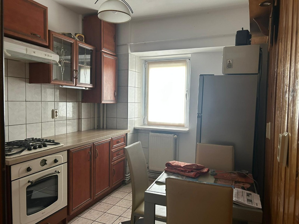 3 camere,decomandat,zona Gară-Bacinschi,etaj intermediar,liber