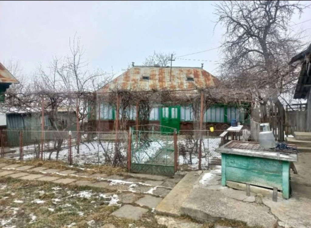 Casa batraneasca, 40 mp si teren intravilan de 2700 mp, loc.