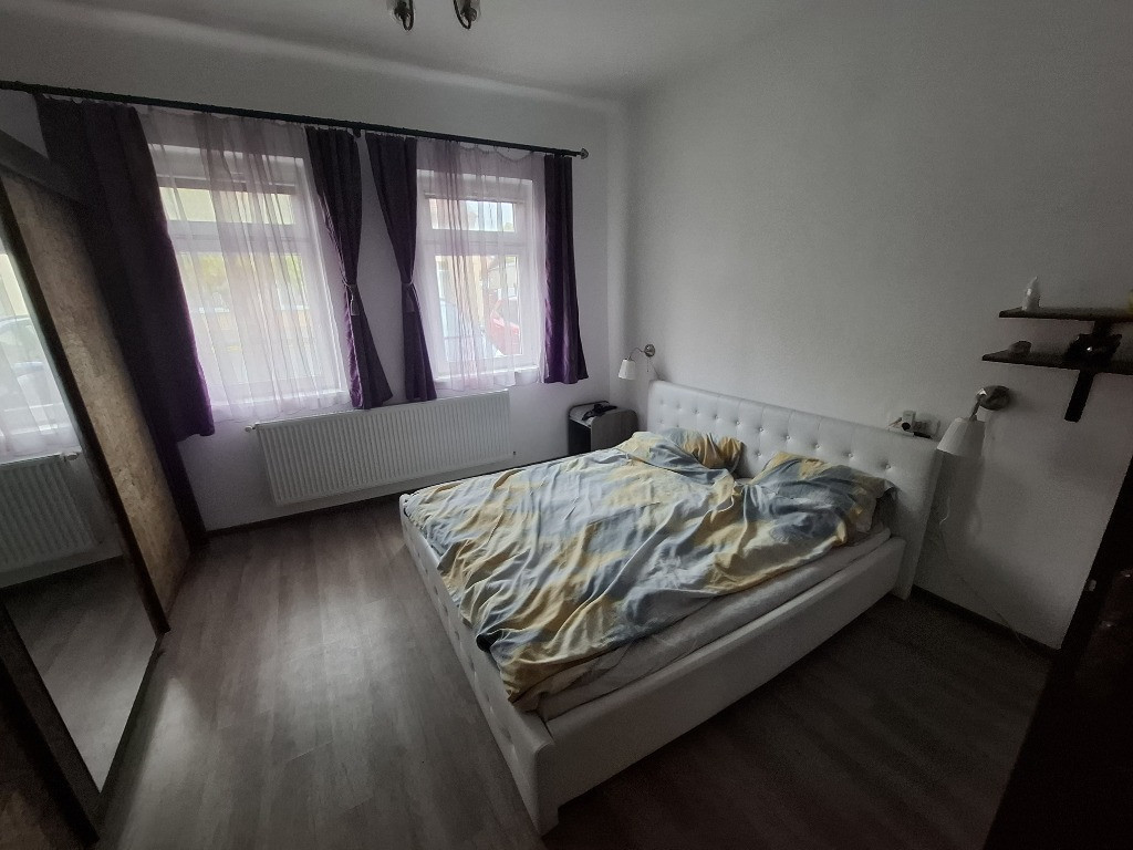 Inchiriez apartament 2 camere zona Parneava