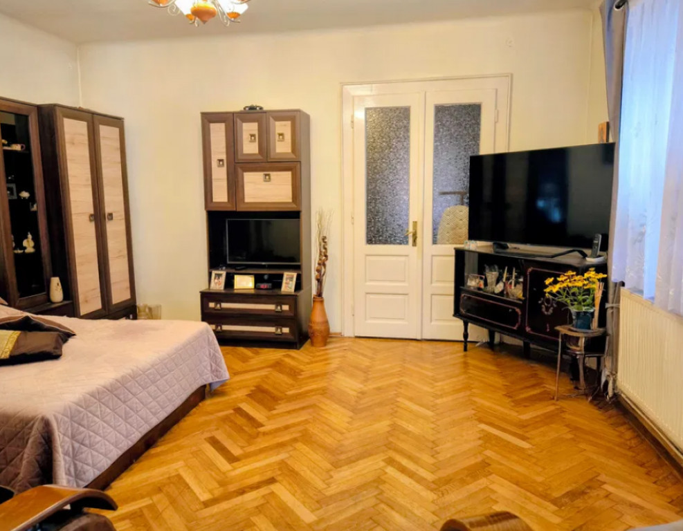 Apartament 3 camere, decomandat - zona Schei