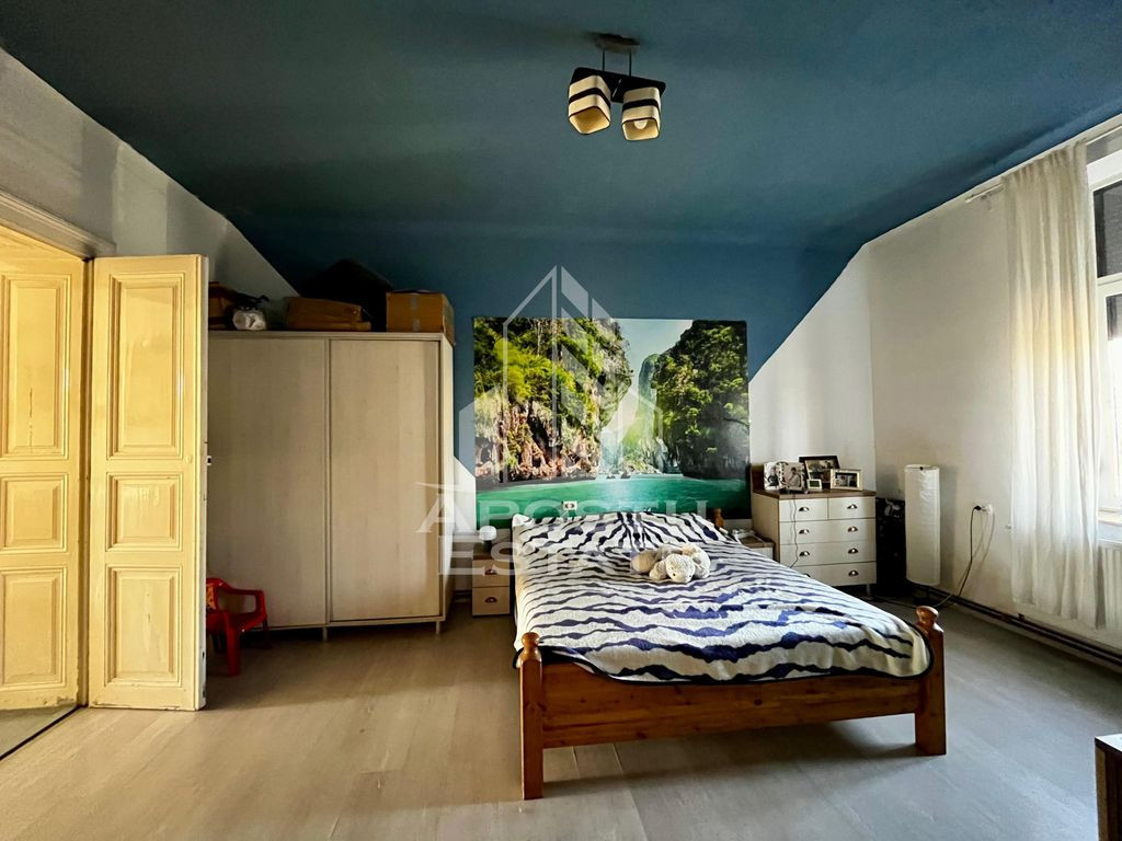 Apartament 3 camere,cladire istorica,centrala proprie in ...