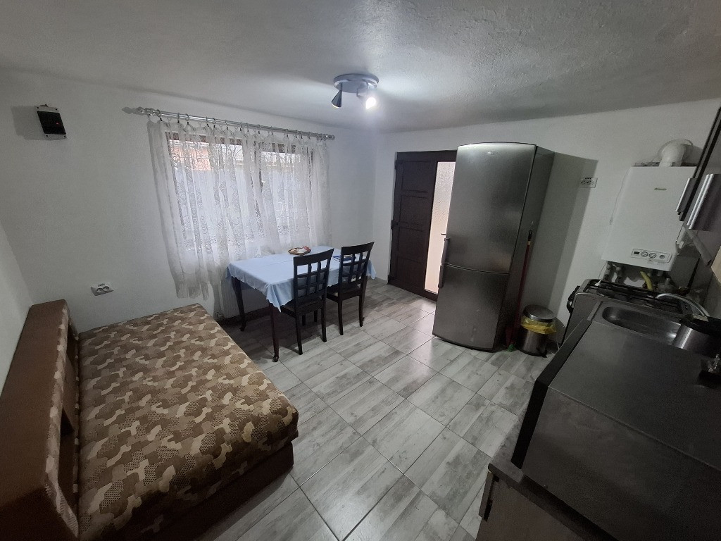 Inchiriez apartament 2 camere zona Parneava