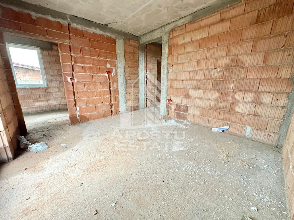 Duplex despartit prin baie si hol cu 3 dormitoare si dres...