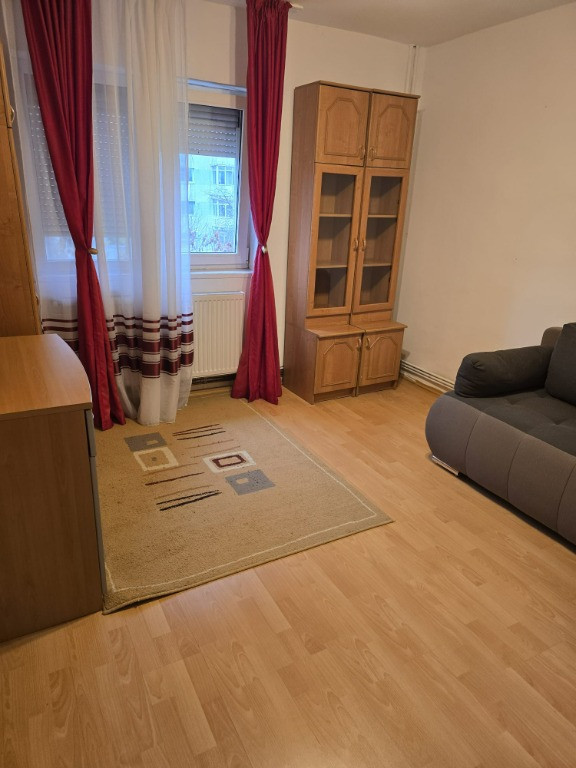 Apartament cu 3 camere, cartier Rovine