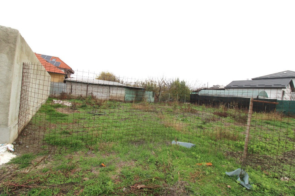 Teren situat in Micro 14