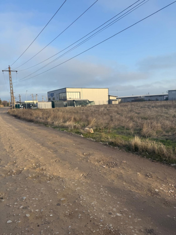 Teren intravilan , 3000 mp , deschidere 78 m, zona Carcea