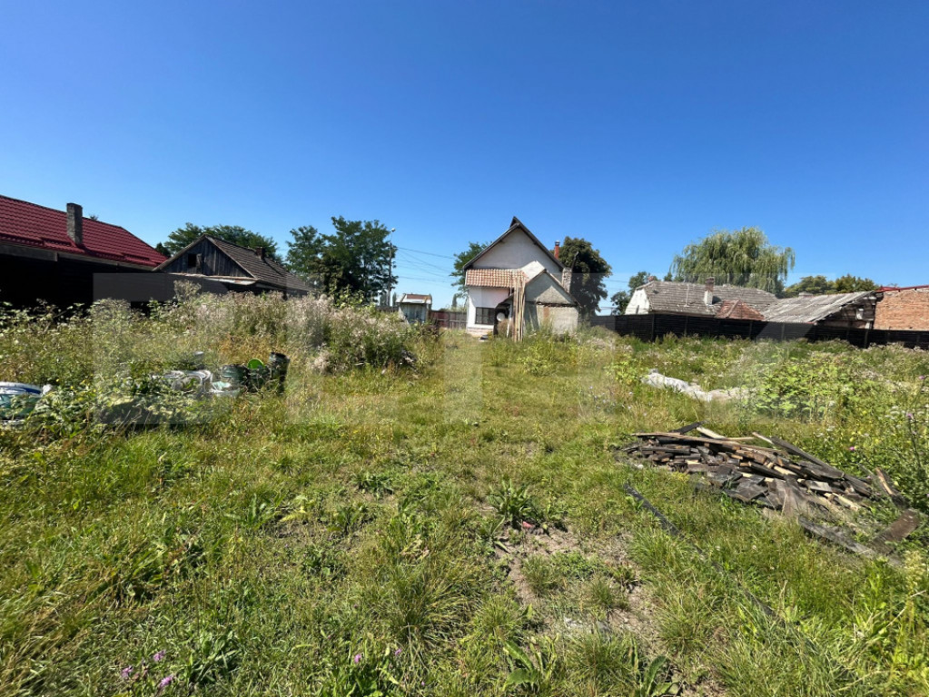 Teren ingradit si casa la rosu