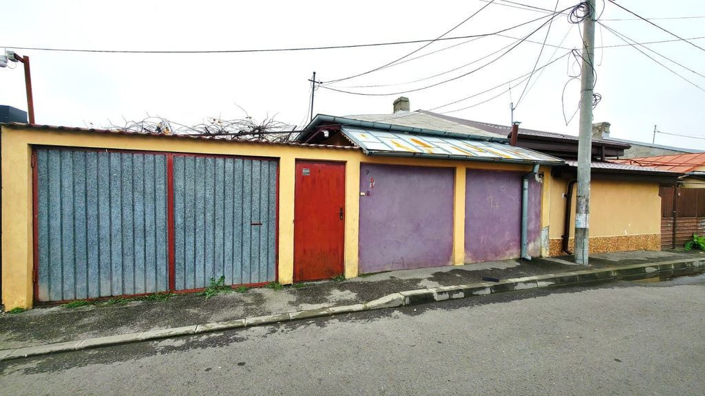 Oportunitate Unică: Casă cu 4 Camere, Curte Generoasă Rahova...