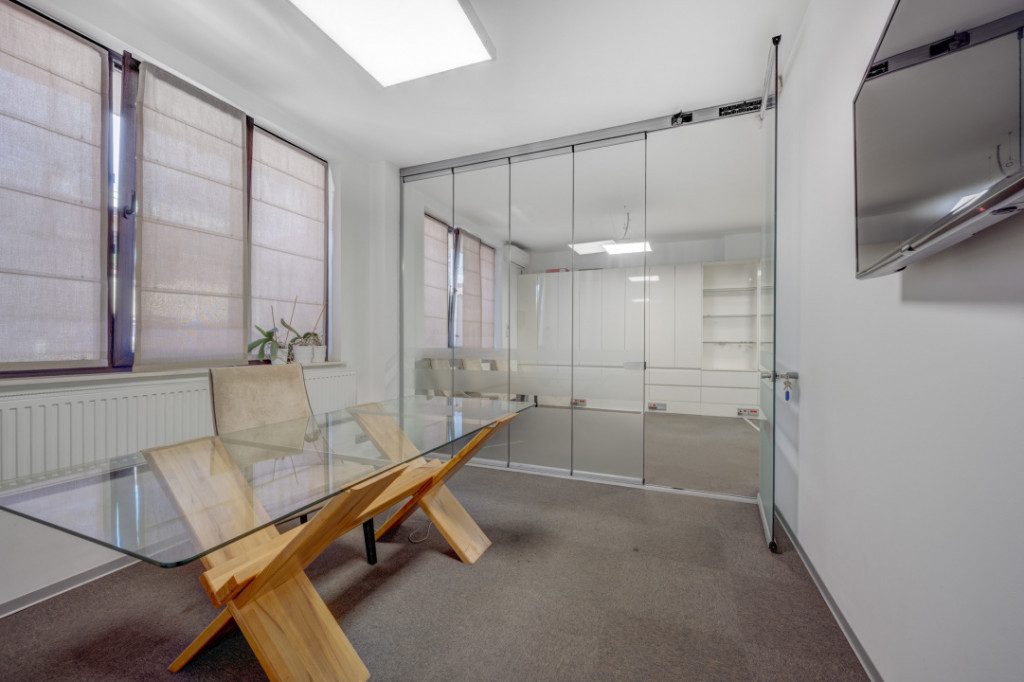 Apartament - birouri - acces separat - loc de parcare - dep