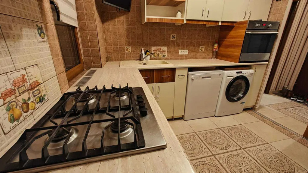 APARTAMENT 3 CAM, SEMIDECOMANDAT,ETAJUL 1, PODU ROS, PET FRI