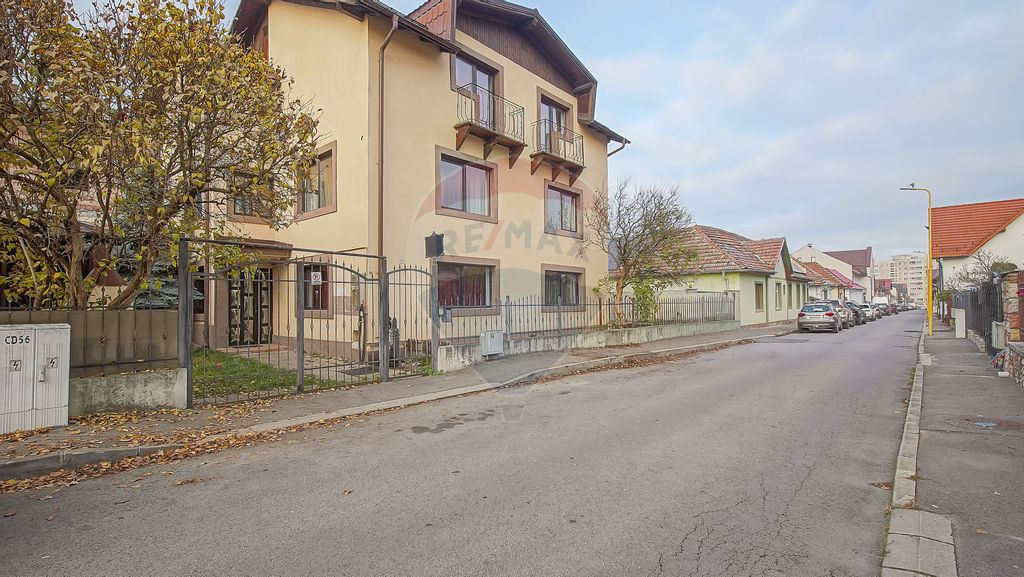 Casă / Vilă cu 12 camere de vânzare în zona Astra