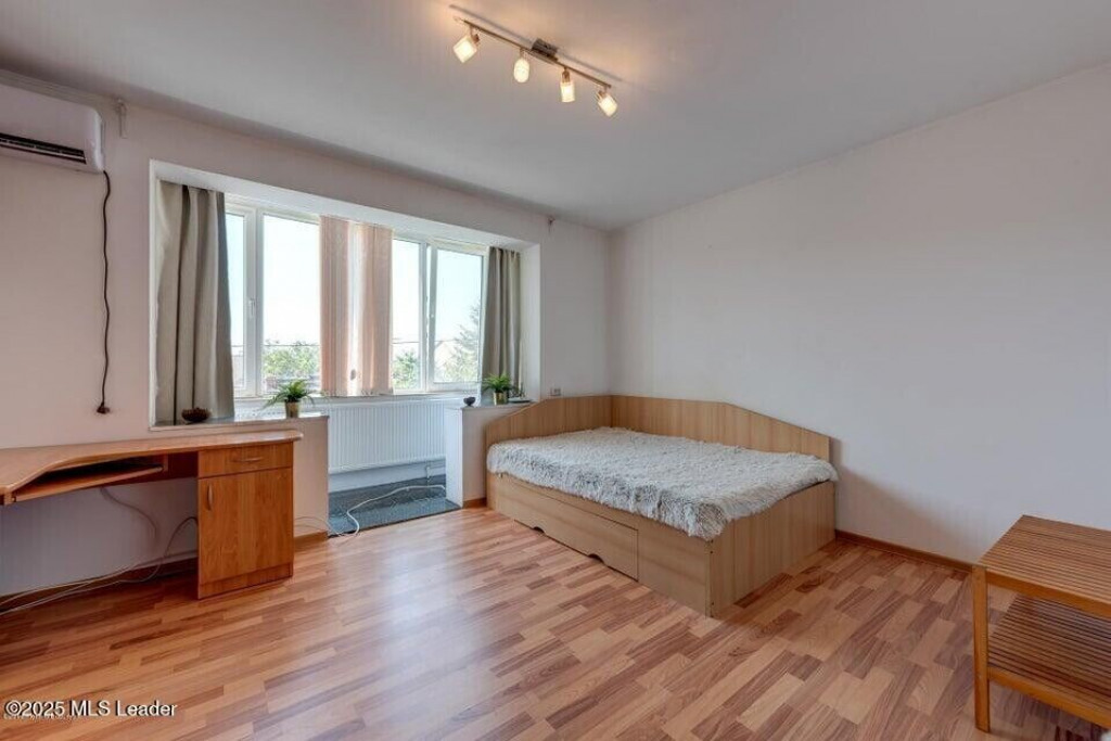 Garsoniera spatioasa, strada curata si linistita in