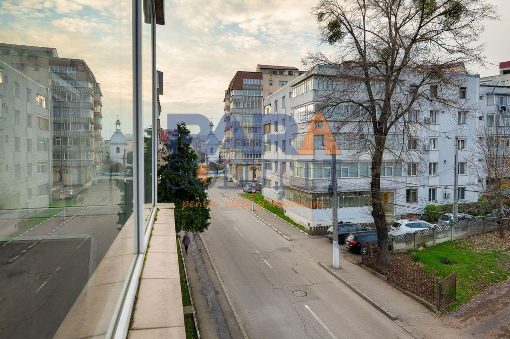 Vand apartament cu 3 camere decomandat