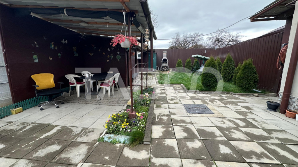 Apartament cu curte si pivnita la casa 4 camere zona Lazaret