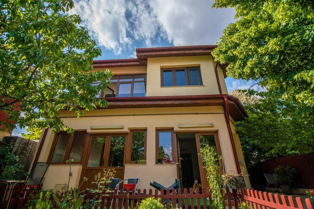 Vila superba 240 mp teren 570 mp