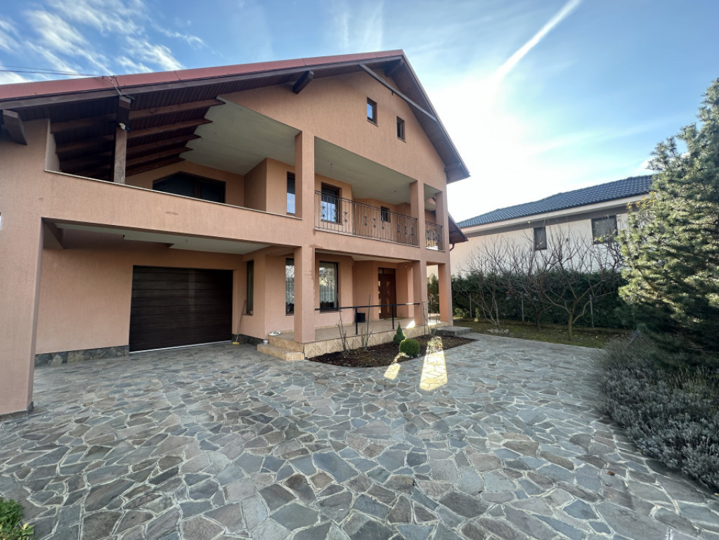 Vilă 330 mp utili + 970 mp teren, zona Independentei