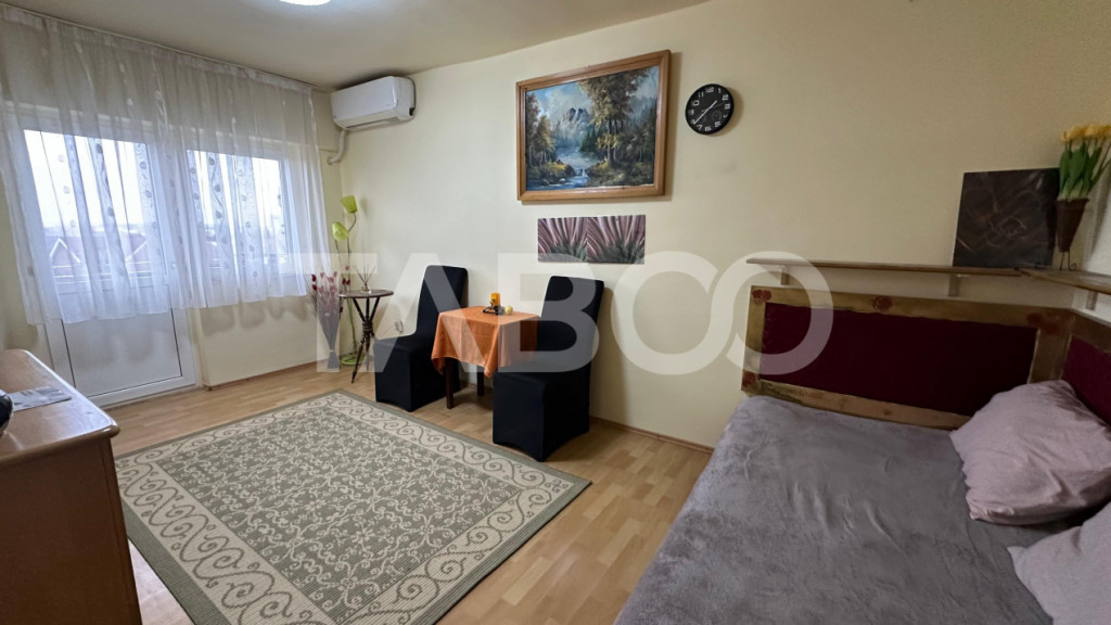 Garsoniera decomandata balcon etaj intermediar Calea Dumbrav